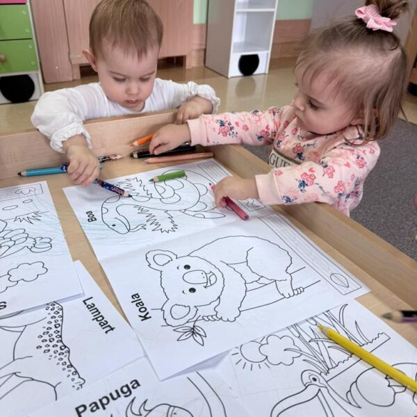 W kąciku zabaw plastycznych - grupa I