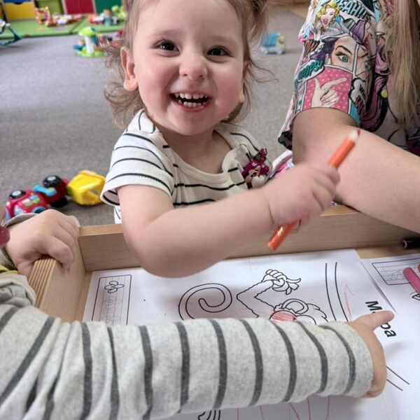 W kąciku zabaw plastycznych - grupa I