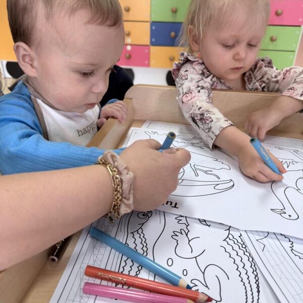 W kąciku zabaw plastycznych - grupa I