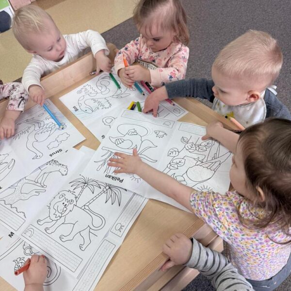 W kąciku zabaw plastycznych - grupa I