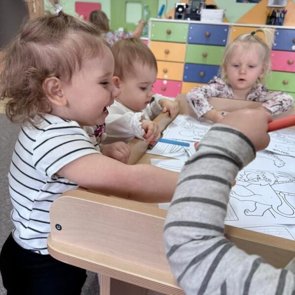 W kąciku zabaw plastycznych - grupa I