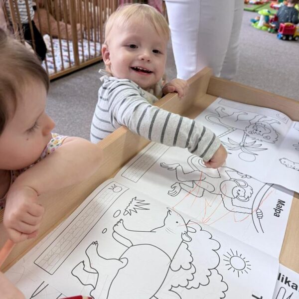 W kąciku zabaw plastycznych - grupa I