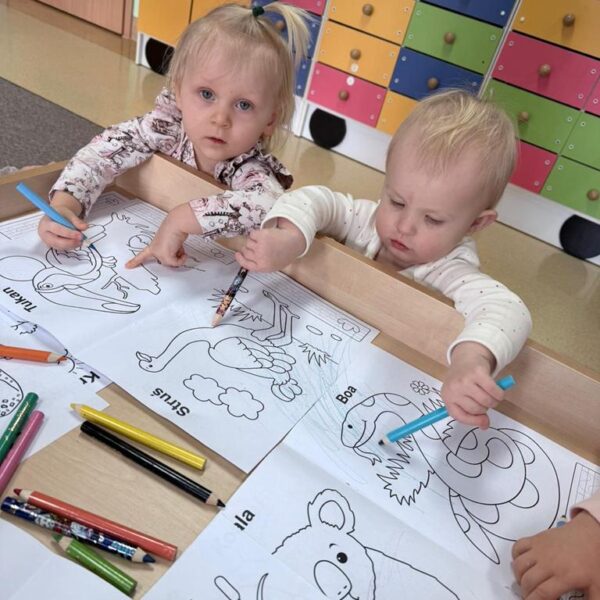 W kąciku zabaw plastycznych - grupa I