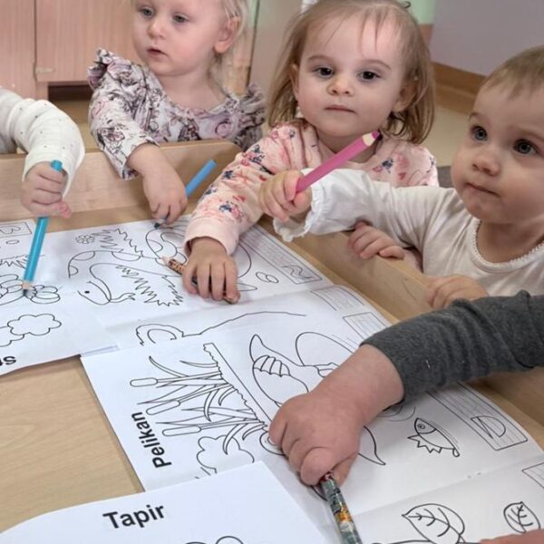 W kąciku zabaw plastycznych - grupa I