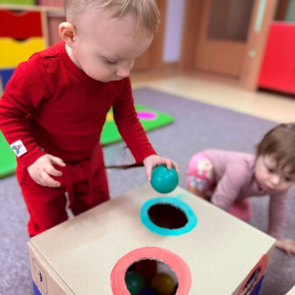 Zabawy motoryczne z kolorowymi piłeczkami w grupie I