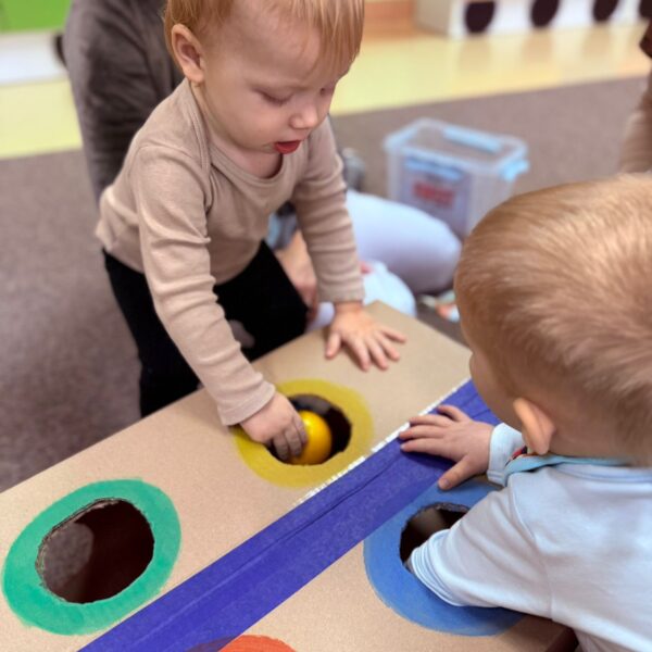 Zabawy motoryczne z kolorowymi piłeczkami w grupie I