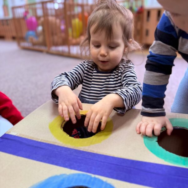 Zabawy motoryczne z kolorowymi piłeczkami w grupie I