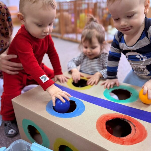 Zabawy motoryczne z kolorowymi piłeczkami w grupie I