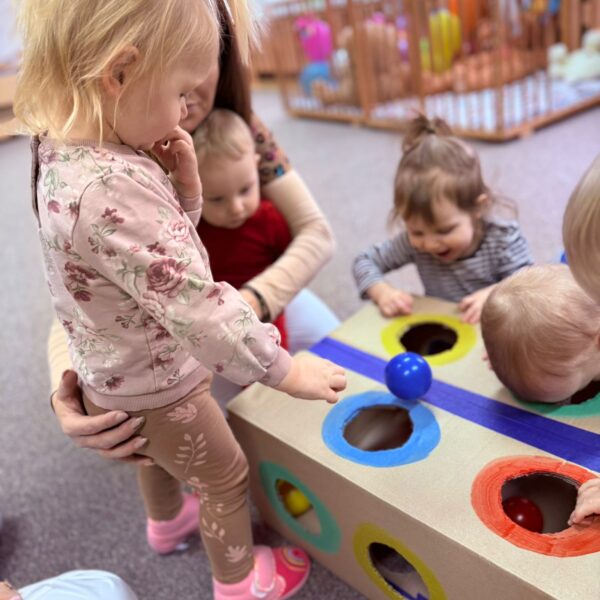 Zabawy motoryczne z kolorowymi piłeczkami w grupie I