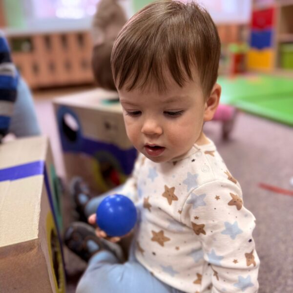 Zabawy motoryczne z kolorowymi piłeczkami w grupie I