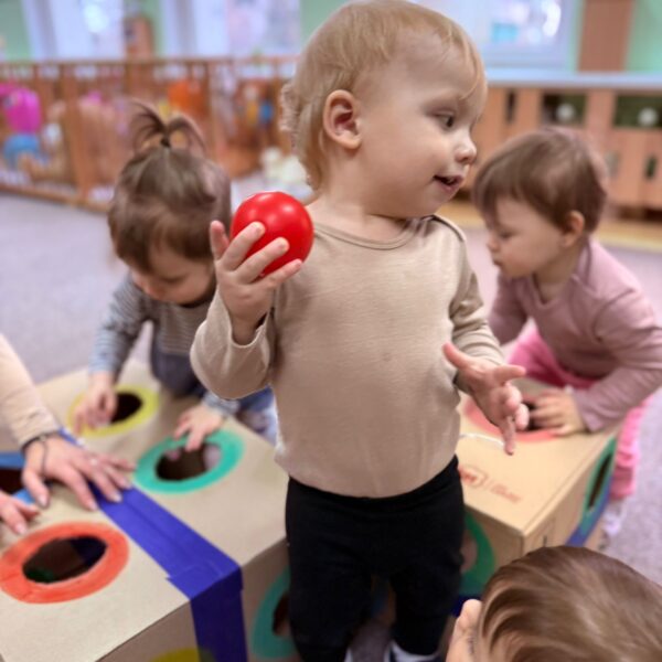 Zabawy motoryczne z kolorowymi piłeczkami w grupie I