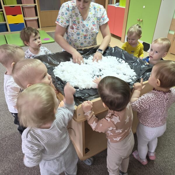 Zabawy ze sztucznym śniegiem w grupie I