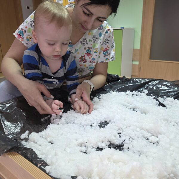 Zabawy ze sztucznym śniegiem w grupie I