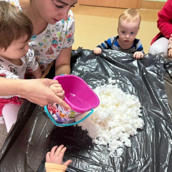 Zabawy ze sztucznym śniegiem w grupie I
