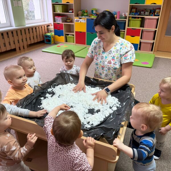 Zabawy ze sztucznym śniegiem w grupie I