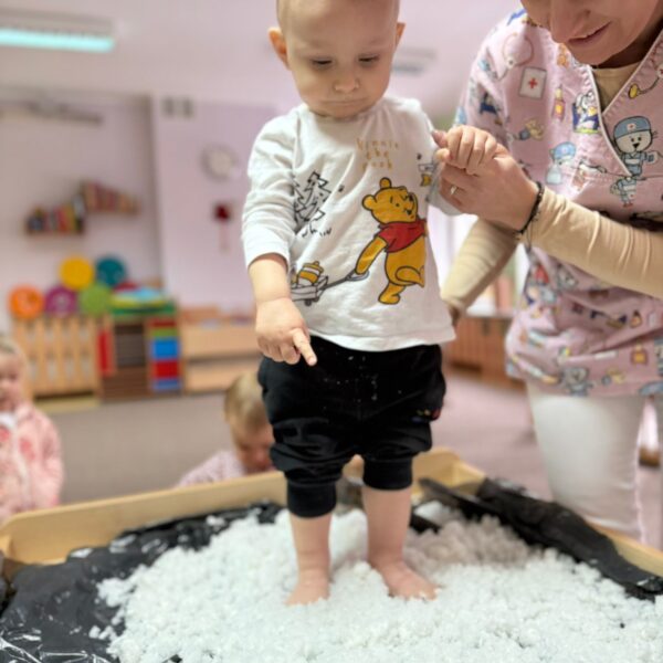 Zabawy ze sztucznym śniegiem w grupie I