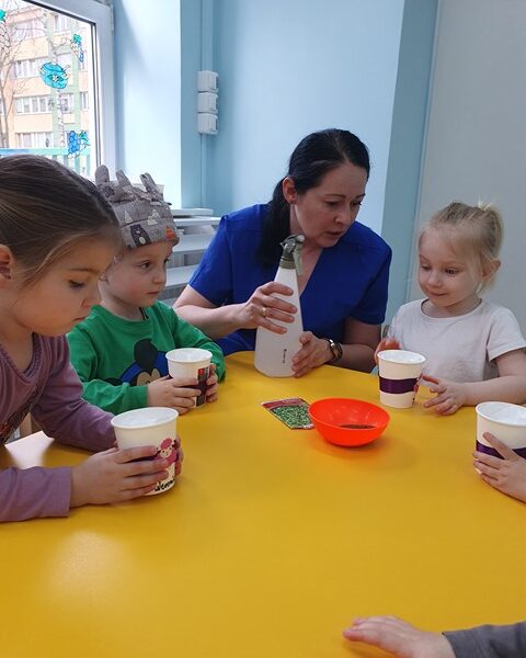 Sianie rzeżuchy - zabawa sensoryczna w grupie IV