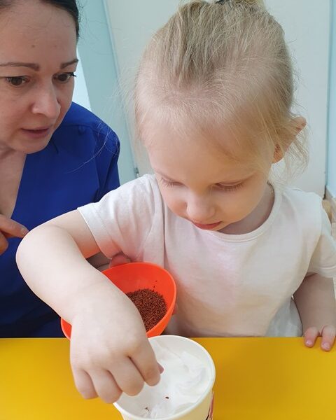 Sianie rzeżuchy - zabawa sensoryczna w grupie IV