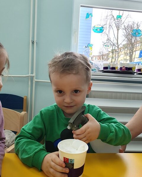 Sianie rzeżuchy - zabawa sensoryczna w grupie IV