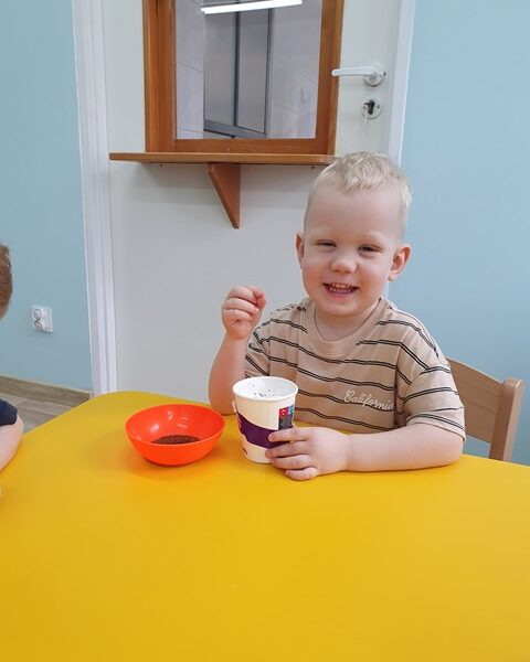 Sianie rzeżuchy - zabawa sensoryczna w grupie IV