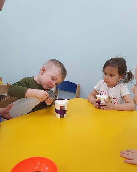 Sianie rzeżuchy - zabawa sensoryczna w grupie IV