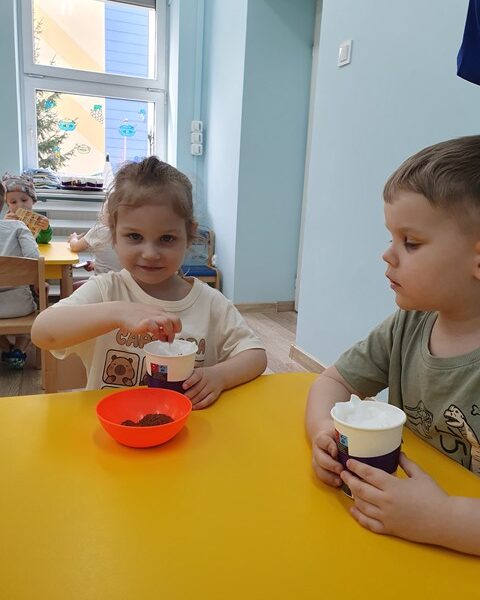 Sianie rzeżuchy - zabawa sensoryczna w grupie IV