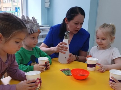 Sianie rzeżuchy - zabawa sensoryczna w grupie IV