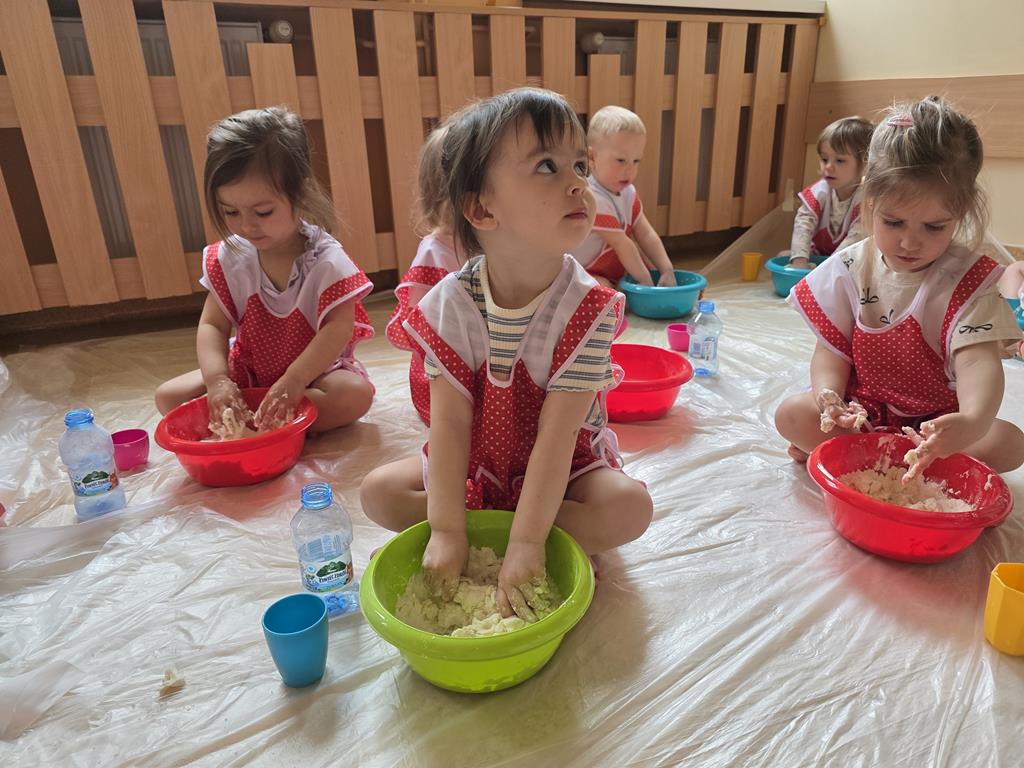 Zabawy masą sensoryczną - grupa II