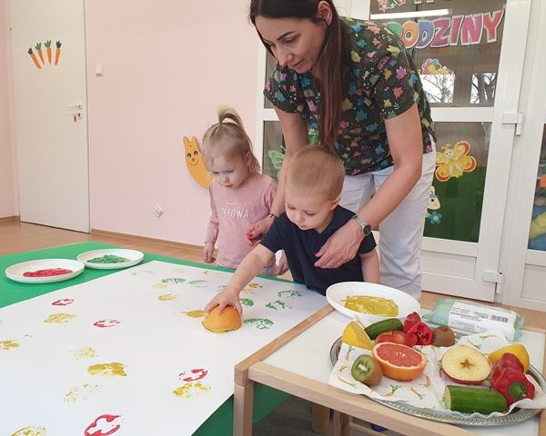 Stemple z warzyw i owoców - zabawy sensoryczne w grupie III