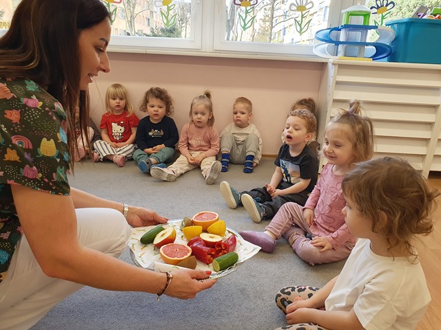 Stemple z warzyw i owoców - zabawy sensoryczne w grupie III