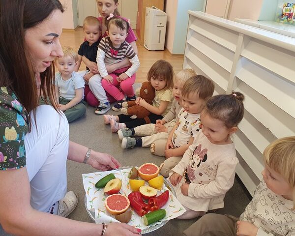 Stemple z warzyw i owoców - zabawy sensoryczne w grupie III