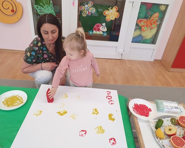 Stemple z warzyw i owoców - zabawy sensoryczne w grupie III